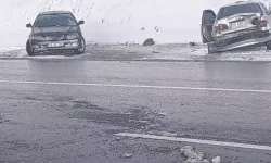 Van'da buzlanmış yolda zincirleme kaza; 5 yaralı
