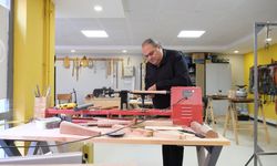 Bakan Kurum, atık malzemeleri enstrümanlara çeviren müzik öğretmeninin görüntülerini paylaştı