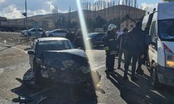 Yozgat’ta otomobil ile kamyonun çarpıştığı kazada 5 kişi yaralandı