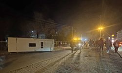 Niğde'de işçi servisi ile otomobilin çarpıştığı kazada 11 kişi yaralandı