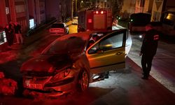 Alkollü sürücünün duvara çarptığı otomobil yandı