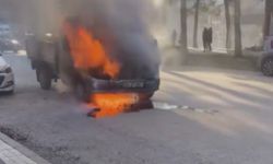 Seyir halindeki kamyonet yandı