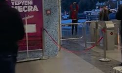 Adana’da metro turnikeleri önünde güvenlik görevlileri ve vatandaşlara saldırdı