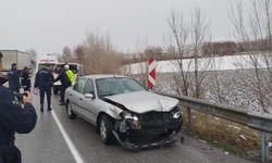 Bariyerlere çarpan araçtan inen kazazedelere otomobil çarptı: 5 yaralı