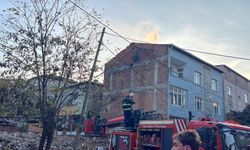 Binanın çatısında çıkan yangında baba ve oğlu dumandan etkilendi