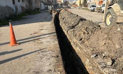 Boru döşemesi yapılan kanalda toprak kayması; 3 yaralı