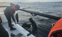 Bozcaada açıklarında karaya oturup su alan teknedeki 2 kişi kurtarıldı