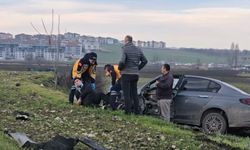 Çarpışan 2 otomobilden biri tarlaya uçtu; 2 yaralı