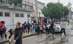 Çocuğunu azarladığını öne sürdüğü öğretmeni darbetti