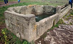 Doğa yürüyüşünde, su oluğu olarak kullanılan lahit buldular