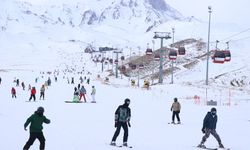 Erciyes Kayak Merkezi’nde yeni sezonun ilk hafta sonunda yoğunluk
