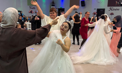 Down sendromlu 7 genç kız, temsili düğünde gelinlik giydi