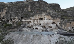 Tarihi Hasankeyf’teki 5 bin yıllık insan eliyle oluşturulmuş 10 mağara turizme açıldı