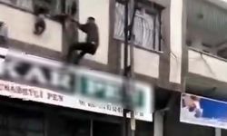 Balkonun demir korkuluğunda asılı kalan çocuğu, vatandaş kurtardı