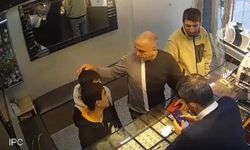 Bağcılar'da yolda yürüyen iki çocuk yerde buldukları 1 milyon 300 bin lira değerindeki altını sahibine teslim etti