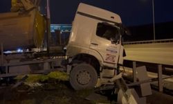 Dorsesi açık kalan kamyon bariyerlere çarptı; şoförü ağır yaralandı