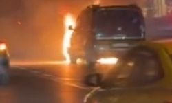 D-100 Karayolu'nda hafif ticari araç alev alev yandı