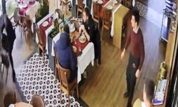 Esenyurt'ta müzisyen Cahit Berkay'ın kullandığı otomobil restorana girdi