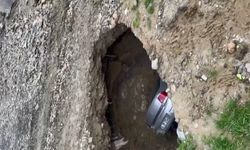 Esenyurt’ta park halindi araç arazide oluşan göçüğe düştü