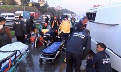 Maltepe D-100'de servis minibüsü devrildi: 1'i ağır 11 yaralı