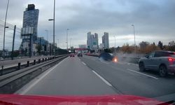 Makas atan sürücü bariyerlere çarptı; alev alan aracın motoru yola fırladı