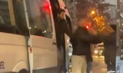 Ümraniye'de servis şoförünün kağıt toplayan kişiye yumruklu saldırısı kamerada