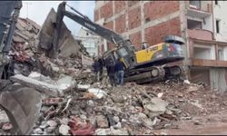 Zeytinburnu'nda kontrollü yıkımda beton parçaları düştü; iş makinesi operatörü yaralandı