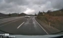 Karşı yöne geçen otomobil ile minibüsün çarpıştığı kaza kamerada