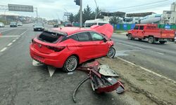 Karşı yöne geçen otomobil, kırmızı ışıkta bekleyen araçlara çarptı