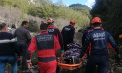 Kayalıklardan düşüp mahsur kalan çoban, kurtarıldı