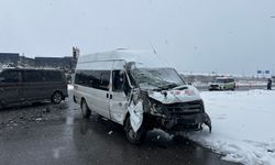 Kayseri'de işçi servis minibüsü, TIR'a çarptı: 11 yaralı
