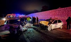 İki otomobil kafa kafaya çarpıştı; 4 yaralı