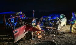 İki otomobil çarpıştı; 3 ölü, 1 yaralı