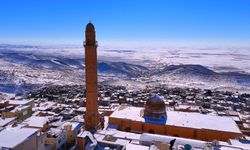 Mardin’de 140 yerleşim yerinin yolu kardan kapandı
