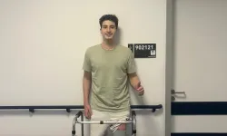 Motosiklet kazasında bacağını kaybeden Berk, protezle ayağa kalktı