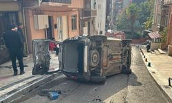 Park halindeyken hareket eden hafif ticari araç, duvara çarpıp devrildi
