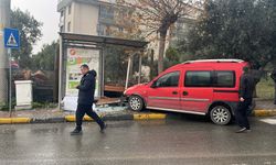 Park halindeyken hareket eden hafif ticari araç durağa çarptı