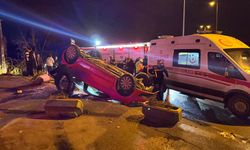 Polisten kaçan otomobilin sürücüsü, refüje çarptı; 3 yaralı