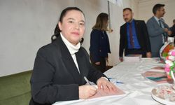 Ruhsal engelli kadın, şiir kitabıyla imza günü düzenledi