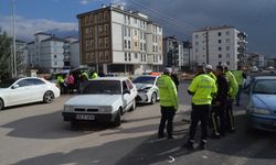 Takiple yakalanan sürücünün ağlayan çocuklarını polis sakinleştirdi