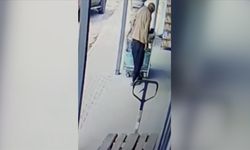 Mersin'de bir çiftçinin çamurlu ayakkabısını çıkararak markete girmesi kameraya yansıdı