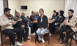 Müzik tutkunu 12 görme engelli koroda yeteneklerini sergiliyor