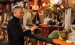 Dedesinin 85 yıllık sefer tasıyla başladığı antika koleksiyonunu restoranında sergiliyor