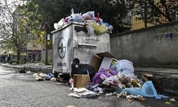 Maltepe Belediyesi'nde iş bırakma nedeniyle ilçede çöpler birikti