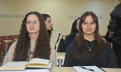 İkiz kardeşlerin eğitim hayatı üniversitede de aynı sırada devam ediyor