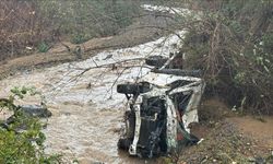 Sarıyer'de yolun çökmesi sonucu pikap ile kamyonet dereye düştü