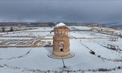 Hasankeyf'teki tarihi yapılar kar yağışıyla beyaza büründü