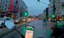 Motosikletin kırmızı ışıkta geçen yayaya çarpması kask kamerasında