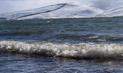 Çıldır Gölü'nün donan kıyıları dalgaların etkisiyle çözüldü