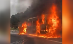 Osmaniye'de seyir halindeki servis minibüsü yandı